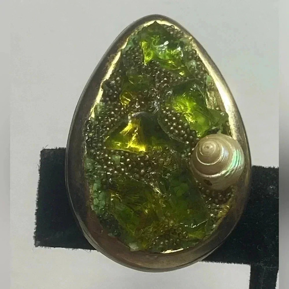 SHELL VINTAGE CLIP ON EARRINGS WITH LIME GREEN ACCENTS - Picture 3 of 9